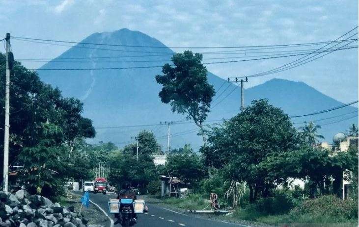 Gunung Semeru saat dipotret dari kawasan Pasirian menuju Candipuro di Kabupaten Lumajang, Jawa Timur, Rabu 8 Desember 2021. (Foto: Antara/Fiqih Arfani)