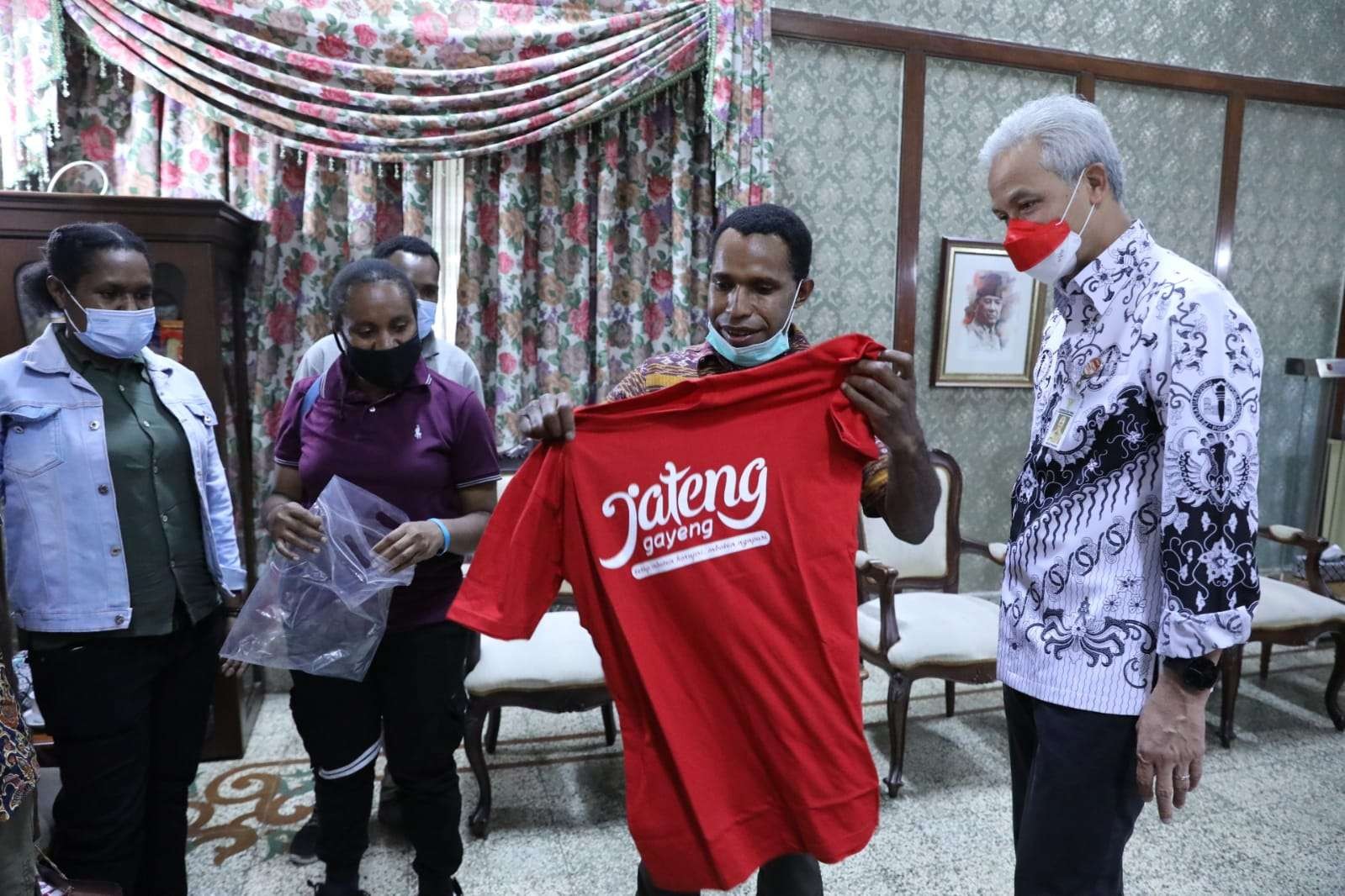 Ikatan Pelajar dan Mahasiswa Wamena mendapatkan cinderamata berupa kaos bertuliskan Jateng dari Gubernur Jawa Tengah Ganjar Pranowo. (Foto: dok. Humas Pemprov Jateng)