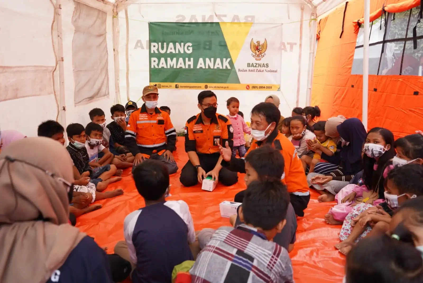 Para aktivis dari BAZNAS berada di tenda pengungsian erupsi Semeru. (Foto: Istimewa)