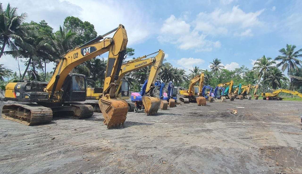 Belasan excavator yang diterjunkan Polda Jatim untuk evakuasi pasca erupsi Gunung Semeru di Lumajang. (Foto: Istimewa)