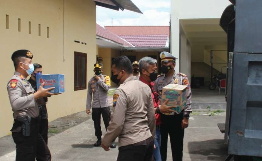 Anggota Polres Bondowoso menyalurkan bantuan sembako dari swadaya untuk warga Lumajang korban erupsi Gunung Semeru. (foto: humas polres bondowoso)