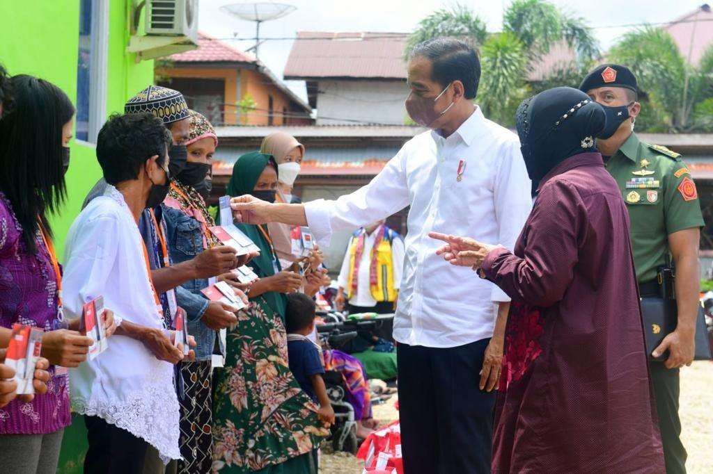 Presiden Jokowi didampingi Mensos Tri Rismaharini menyerahkan bantuan untuk korban banjir Sintang (foto: Setpres)