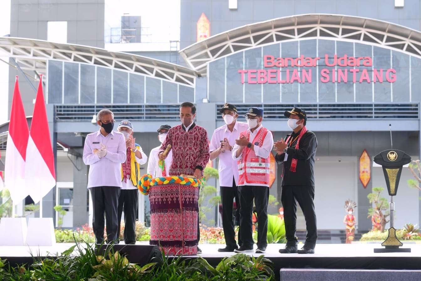 Presiden Jokowi menekan tombol menandai peresmian Bandara Tebelian (Foto: Setpres)