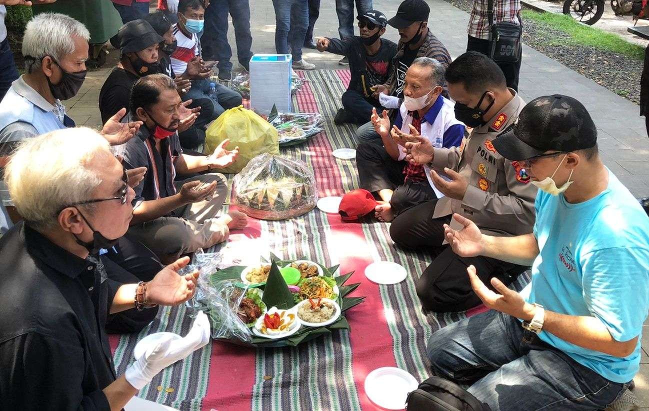 Kapolresta Banyuwangi AKBP Nasrun Pasaribu melakukan tasyakuran dalam rangka Hari Anti Korupsi Sedunia bersama Aliansi Masyarakat Banyuwangi. (Foto: Istimewa)