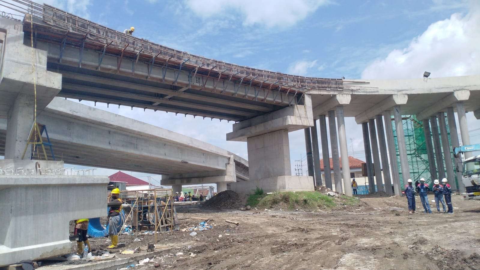 Pekerjaan erection girder jembatan baru Ploso yang dikebut agar target selesai pada 31 Desember 2021 bisa tercapai. (Foto: Mardiansyah Triraharjo/Ngopibareng.id)