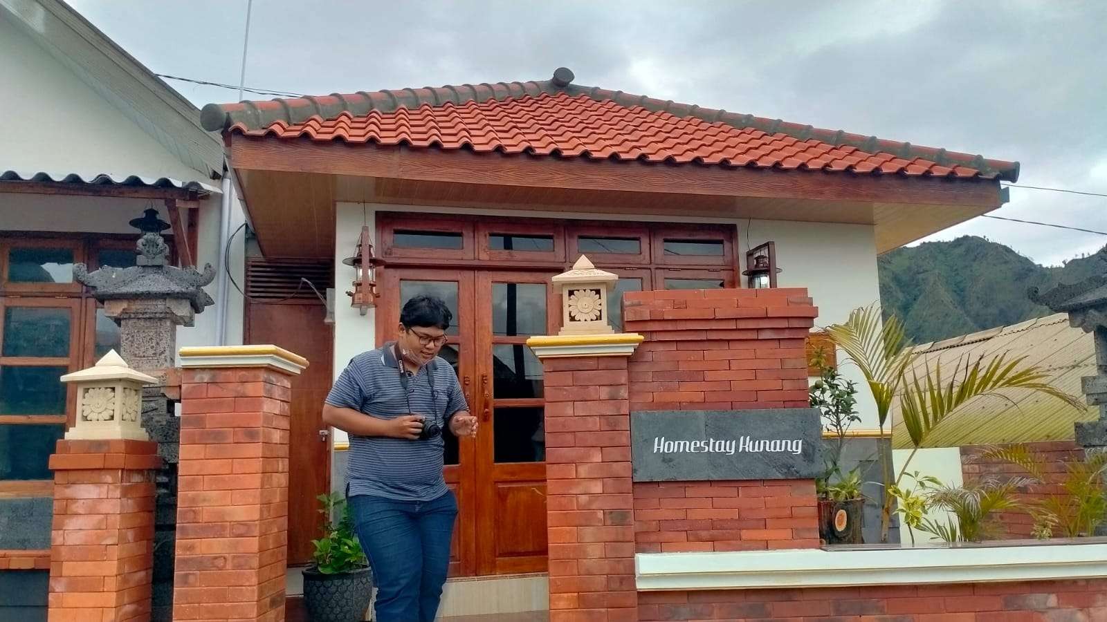 Seorang wisatawan berdiri di depan Homestay Kunang di Cemorolawang, Kabupaten Probolinggo. (Foto: Ikhsan Mahmudi/Ngopibareng.id)