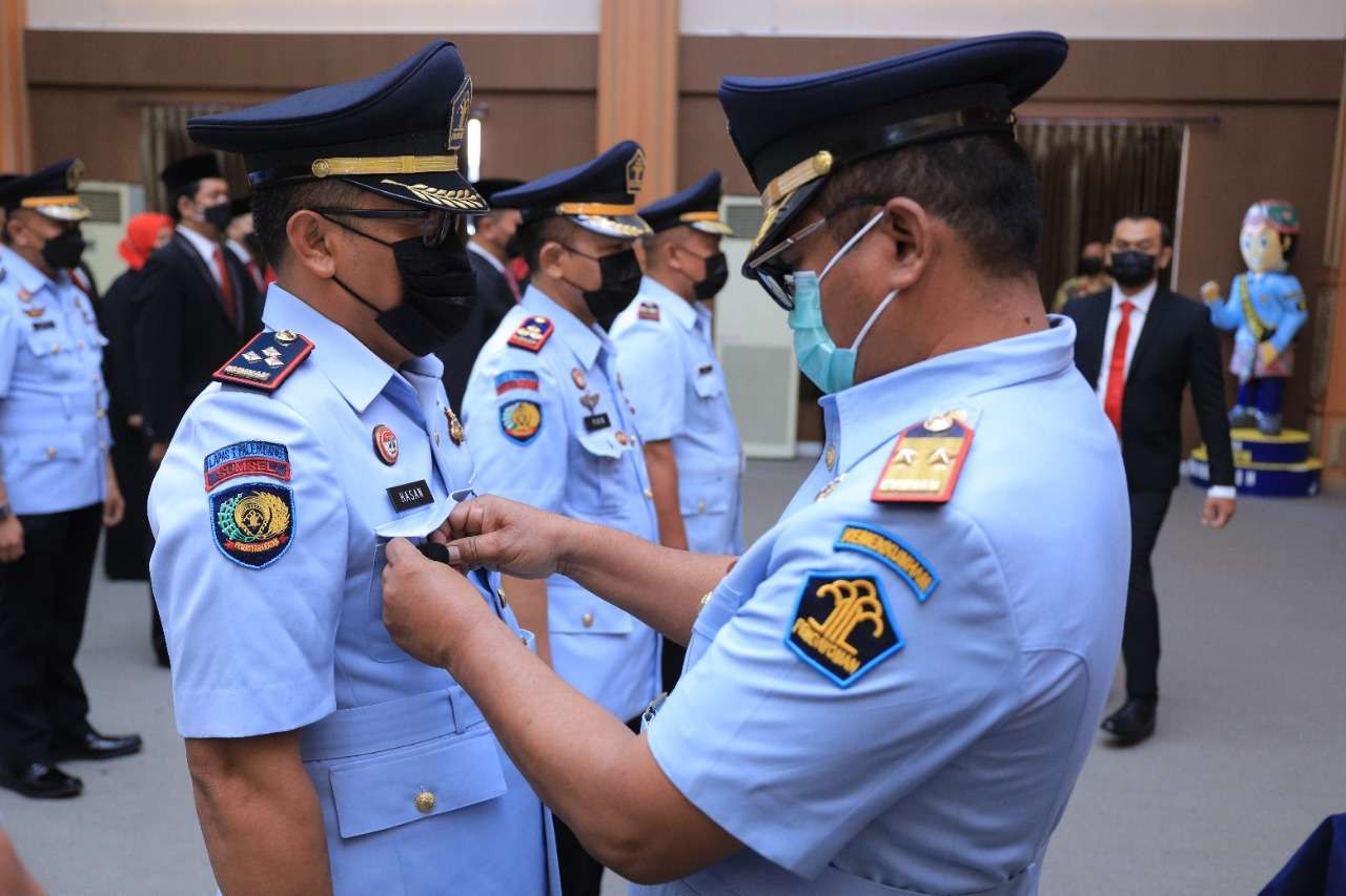 Kepala Kanwil Kemenkumham Jatim Krismono lantik pejabat struktural di Kanwil Kemenkumham Jatim. (Foto: Kemenkumham Jatim)