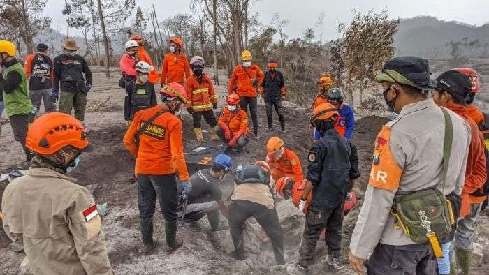 Pencarian korban awan panas Semeru terus dilakukan tim Basarnas dan BNPB. (Foto: Dok Basarnas)