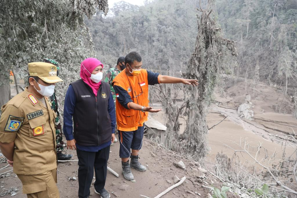 Gubernur Jawa Timur Khofifah Indar Parawansa ketika datangi erupsi Semeru. (Foto: Pemprov Jatim)