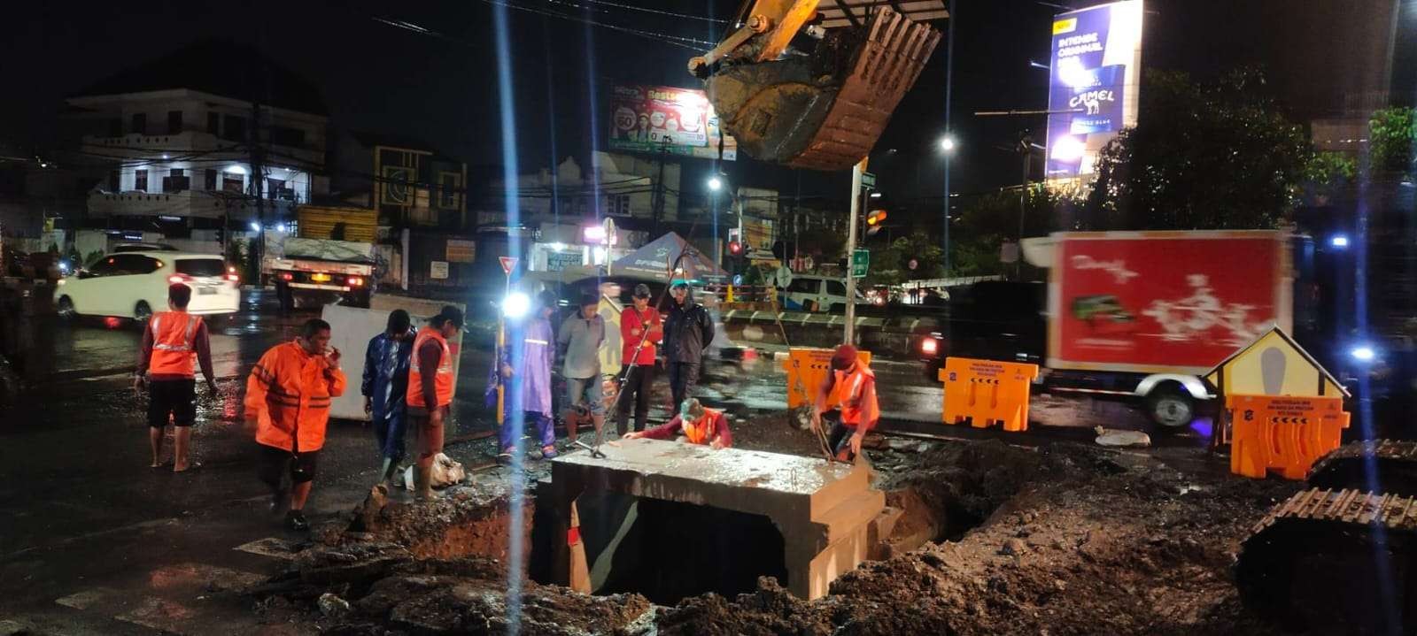 Pekerja saat memasang box culvert di Jalan Kedung Cowek, Surabaya. (Foto: Istimewa)