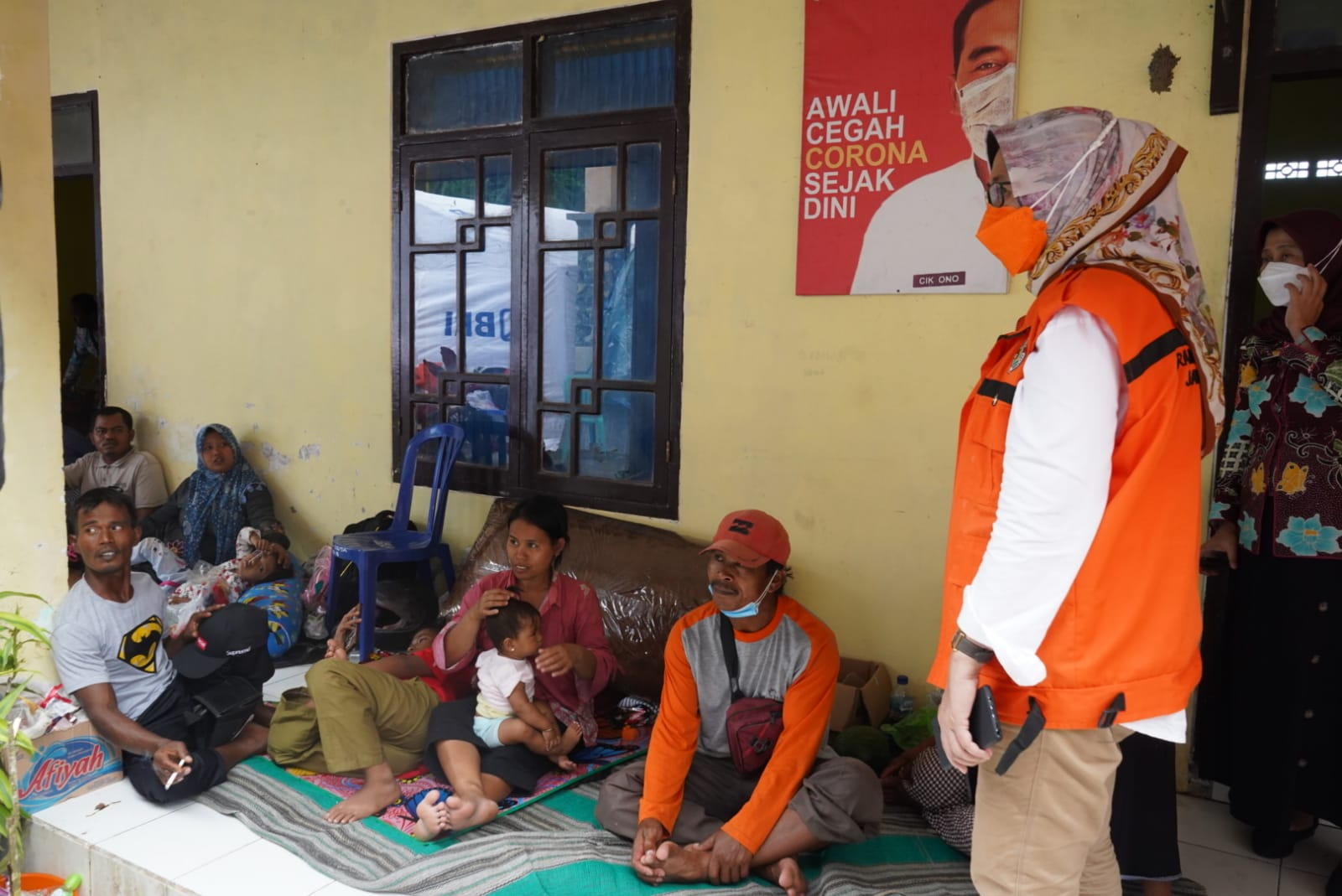 Wakil Bupati Lumajang, Indah Amperawati bersama poengungsi korban erupsi Semeru. (Foto: Kominfo Lumajang)