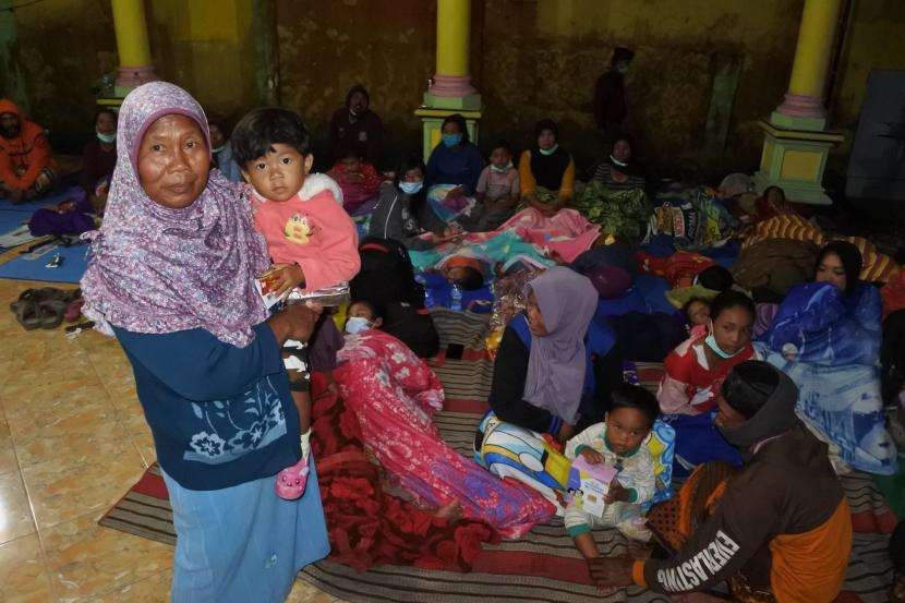 Warga pengungsian erupsi Gunung Semeru kekurangan air bersih. (Foto: Ant)