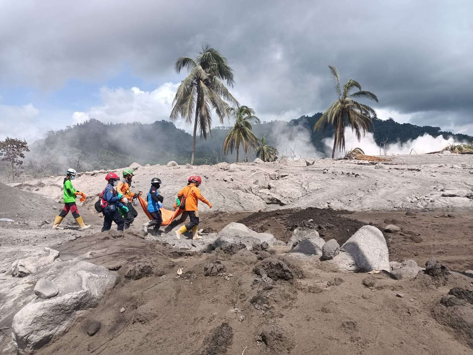 Tim SAR Gabungan saat melakukan evakuasi korban guguran awan panas Gunung Semeru, Jumat 10 Desember 2021. (Foto: Istimewa)