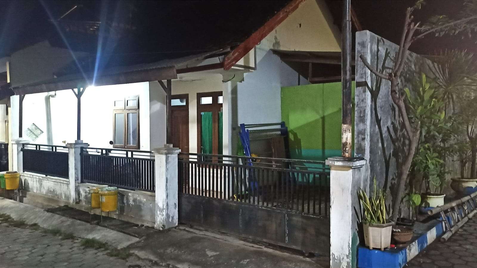 Rumah kontrakan Polisi Banyuwangi Bripda FWS di sebuah Perumahan di Kelurahan Klatak, Kecamatan Kalipuro, Banyuwangi (foto:Muh Hujaini/Ngopibareng.id)