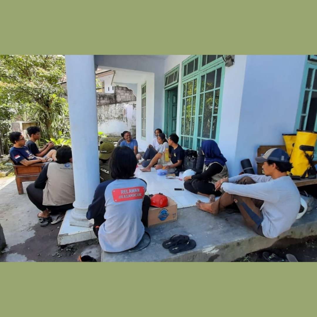 Tim GMR Semeru sedang mengondisikan rumah yang akan dijadikan posko lapangan, dengan menutup atap yang terbuka dengan terpal. (Foto: Dok GMR Semeru)