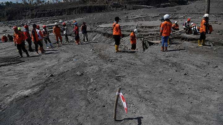 Pencarian korban erupsi semeru oleh tim Basarnas. (Foto: Ant)