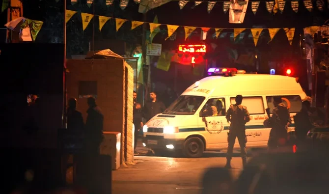 Sebuah ambulans di dekat lokasi ledakan di kamp pengungsi Palestina Burj Shamali, di kota pelabuhan selatan Tyre, Lebanon. (Foto: AP)