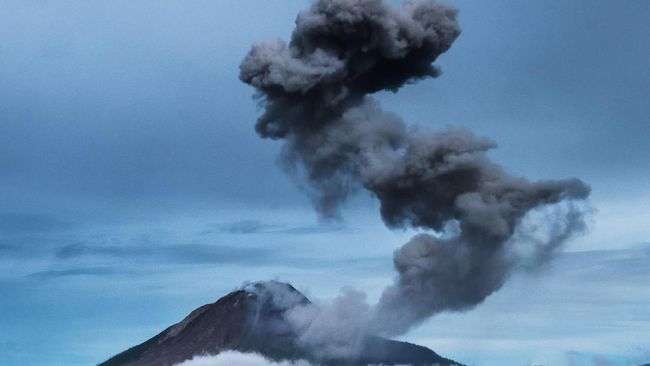 Status Gunung Awu di Kabupaten Sangihe, Sulawesi Utara meningkat menjadi level 2 atau waspada. (Foto: Ant)