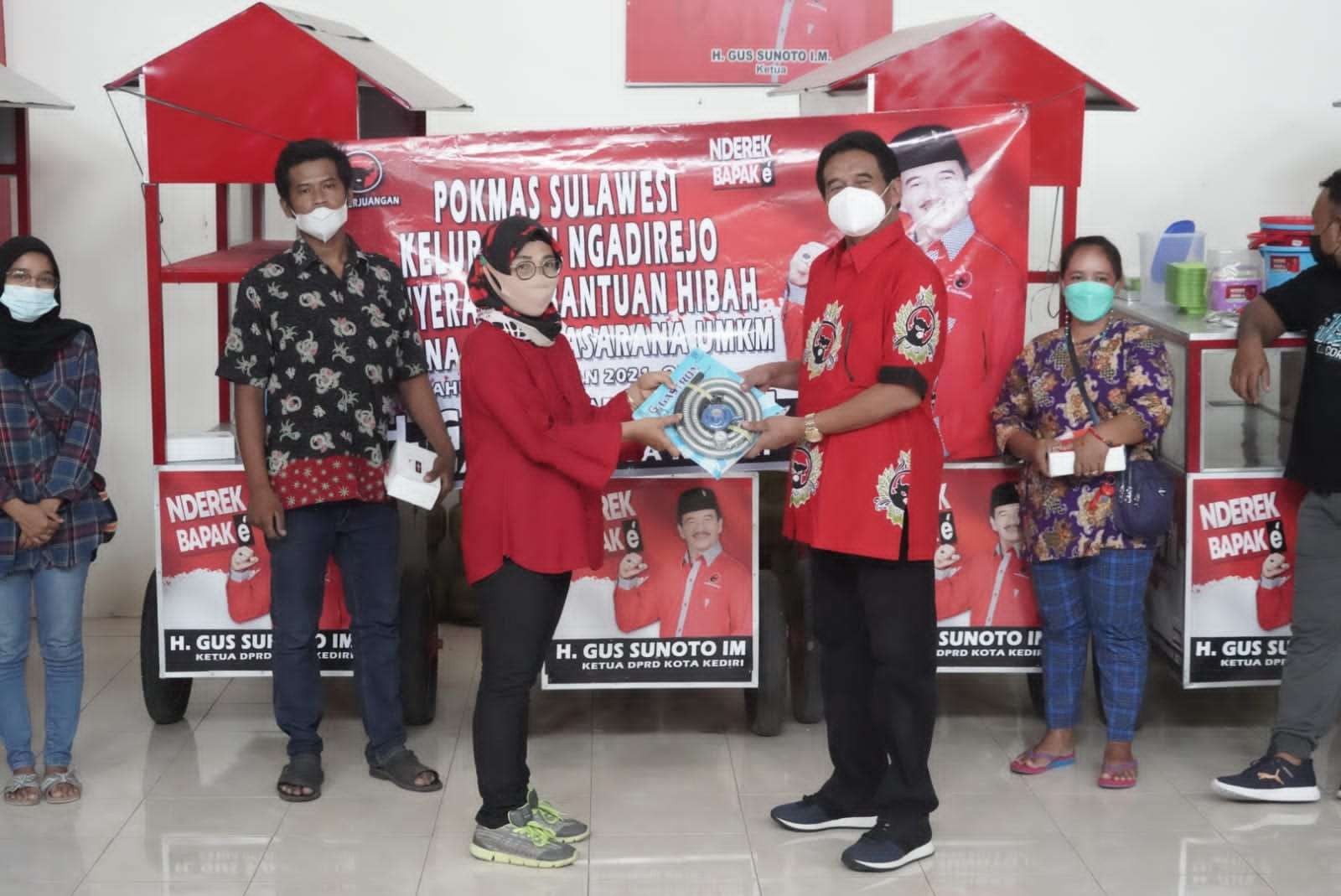 Ketua DPRD Kota Kediri Gus Sunoto berikan bantuan prasarana UMKM (Foto: istimewa)