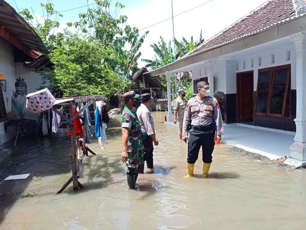 Polisi bersama TNI meninjau lokasi banjir di Desa Mundurejo, Umbulsari (Foto: Istimewa)