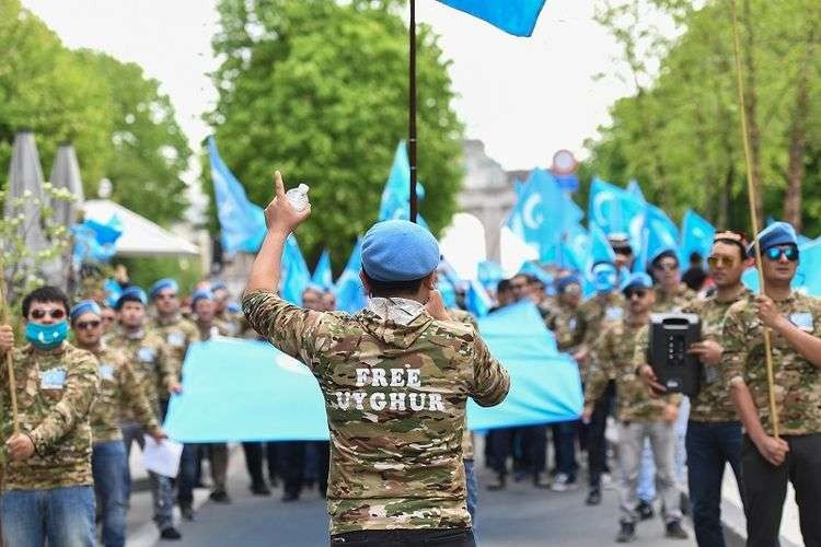 Warga Tiongkok dari etnis Uighur di wilayah Xinjiang saat melakukan aksi turun ke jalan. (Foto: Istimewa)