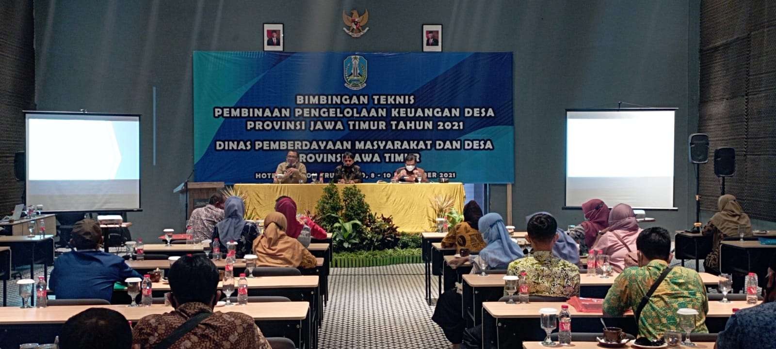 DPMD Jatim saat memberikan bimbingan teknis kepada aparat desa. (Foto: Istimewa)