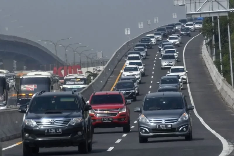 Sejumlah pengendara mobil melintas di Jalan Tol Layang Jakarta-Cikampek ('Japek Elevated'), Karawang Barat, Karawang, Jawa Barat. (Foto: Istimewa)