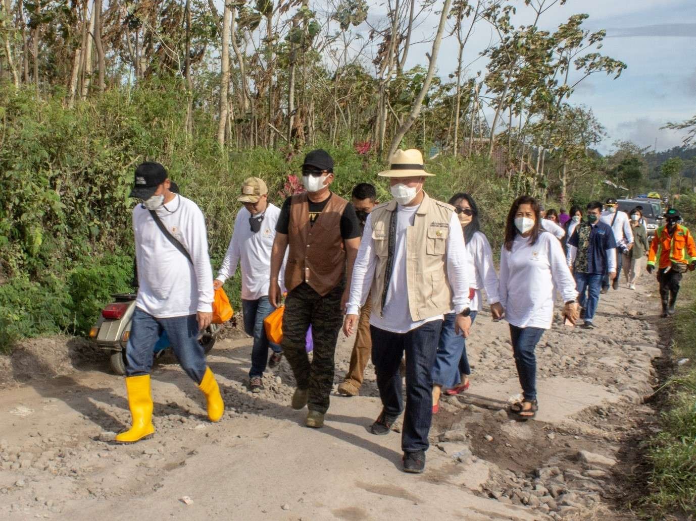 Dari kiri ke kanan, Arief Budiman, Marsekal Purn Hadi Tjahjanto, Antony Harsono saat menyerahkan bantuan kepada korban erupsi Gunung Semeru di Desa Supiturang, Sabtu,10 Desember 2021 (Foto: Istimewa)