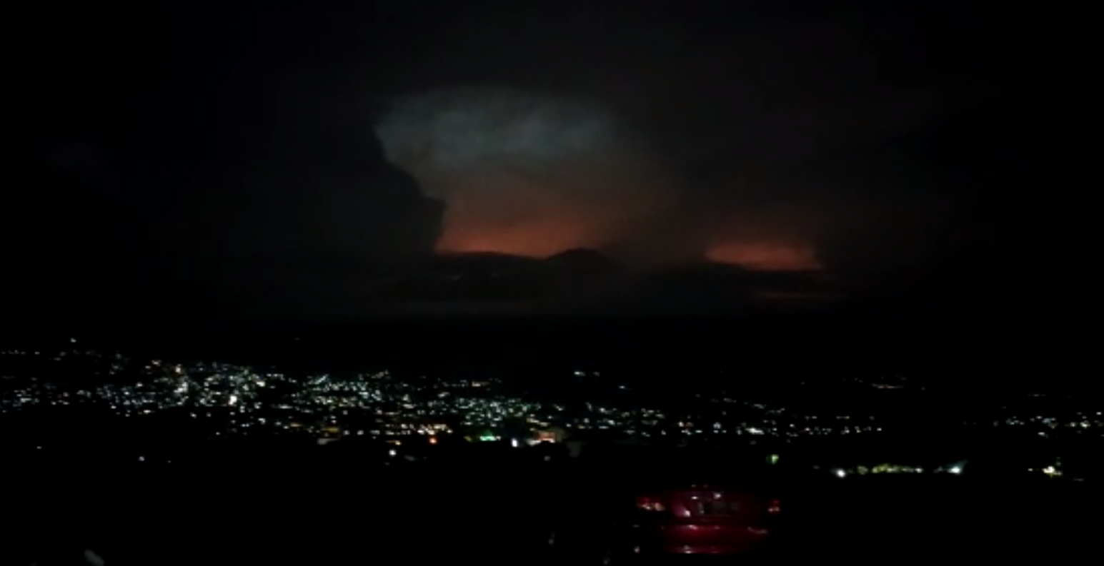 Fenomena langit kemerahan yang tampak di Gunung Welirang. (Foto: Istimewa)