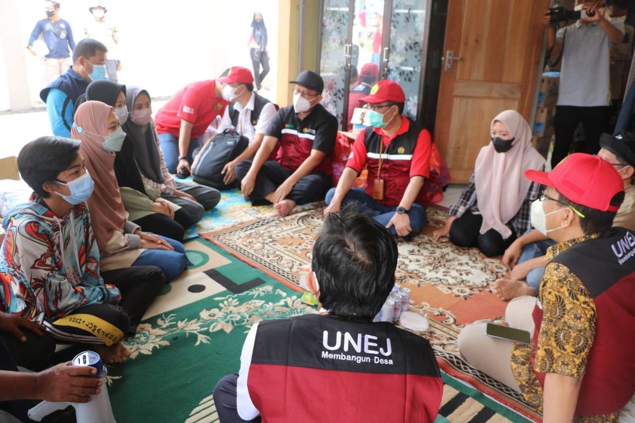 Rektor UNEJ bersama WR I dan III bertemu mahasiswa UNEJ yang terdampak erupsi Semeru (Foto: Istimewa)