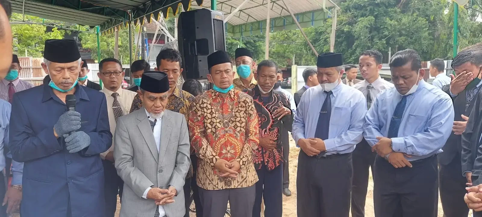 KH Hasan Abdullah Sahal saat peletakan batu pertama pembangunan “Gontor Auto Service” (GAS) di Jalan Sultan Agung, Ponorogo, Minggu 12 Desember 2021. (Foto: Istimewa)