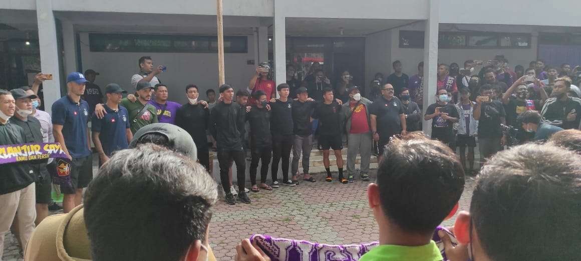 Ribuan suporter menyambut kepulangan Persik Kediri usia menjalani laga seri 3 putaran pertama Liga 1 2021. (Foto: Fendhy Plesmana/Ngopibareng.id)