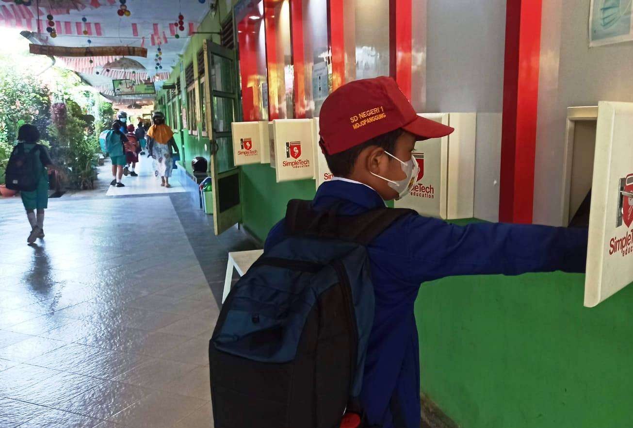 Salah seorang murid sekolah dasar mengikuti proses pertemuan tatap muka secara terbatas di masa Pandemi covid-19 (foto: Muh Hujaini/ngopibareng.id)