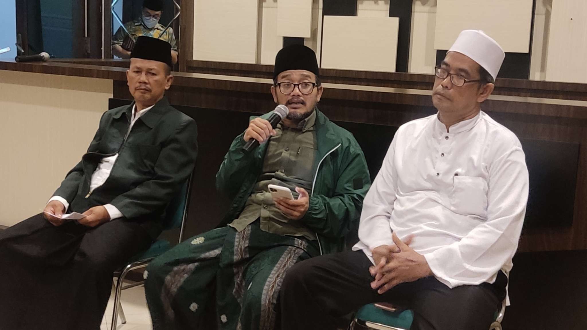 Plt Rabithah Ma,ahid Islamiyah NU Jatim, KH Abdussalam Shohib (tengah) memberikan penjelasan terkait isu pelecehan seksual di pondok pesantren, Minggu 12 Desember 2021. (Foto: Fariz Yarbo/Ngopibareng.id)