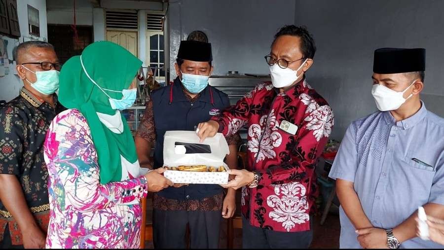 Kepala BPJPH Muhammad Aqil Irham kunjungi pelaku UMK dalam rangka pembinaan Jaminan Produk Halal. (Foto: Kemenag)