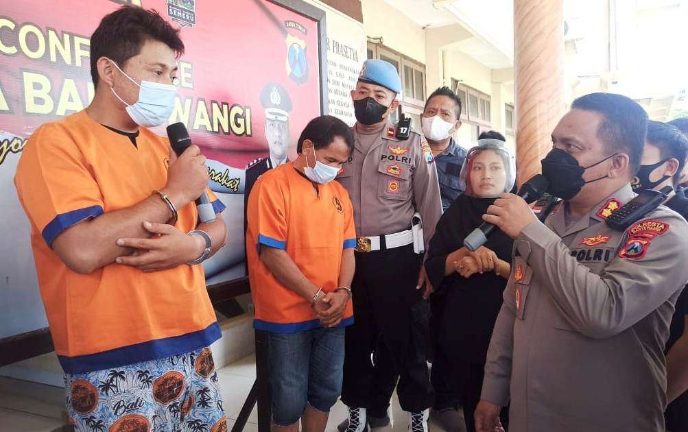 Kapolresta Banyuwangi, AKBP Nasrun Pasribu menginterogasi pimpinan sindikat pelaku kejahatan ganjal ATM, Firman Jaya (foto:Muh Hujaini/Ngopibareng.id)