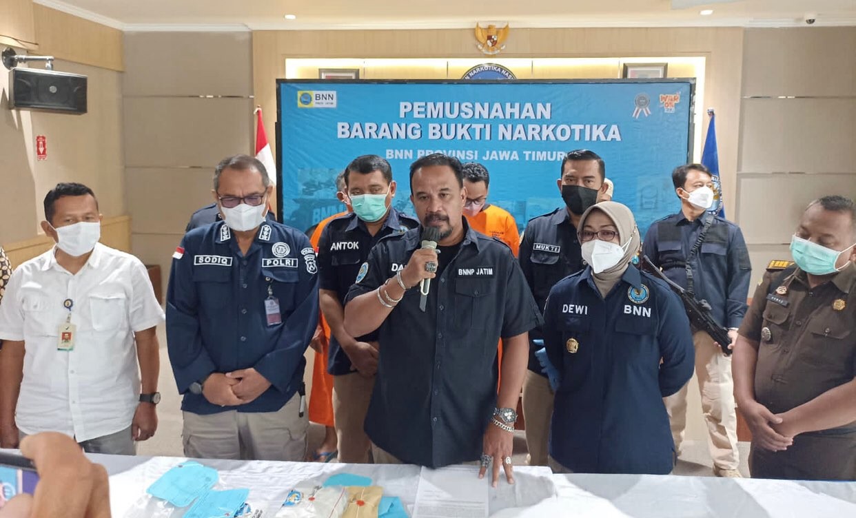 BNNP Jatim usai musnahkan 3,2 kilogram sabu (Foto: Andhi Dwi/Ngopibareng.id)