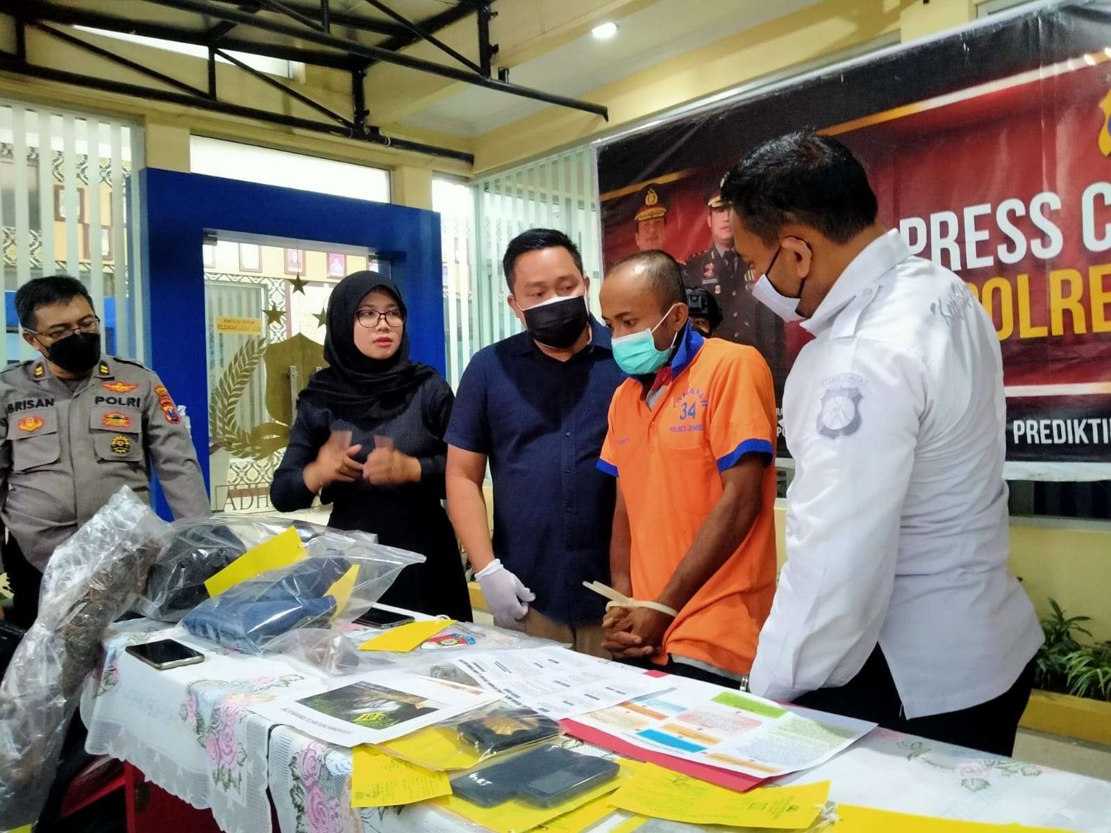 Kasatreskrim Polres Jember mengajak tersangka bicara saat konferensi pers di halaman Polres Jember (Foto: Rusdi/ngopibareng.id)