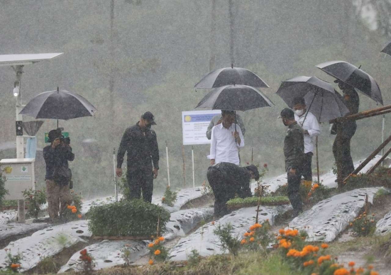 Gubernur Jawa Tengah, Ganjar Pranowo mendampingi kunjungan kerja Presiden Joko Widodo ke Jawa Tengah, Selasa 14 Desember 2021. (Foto: ist)