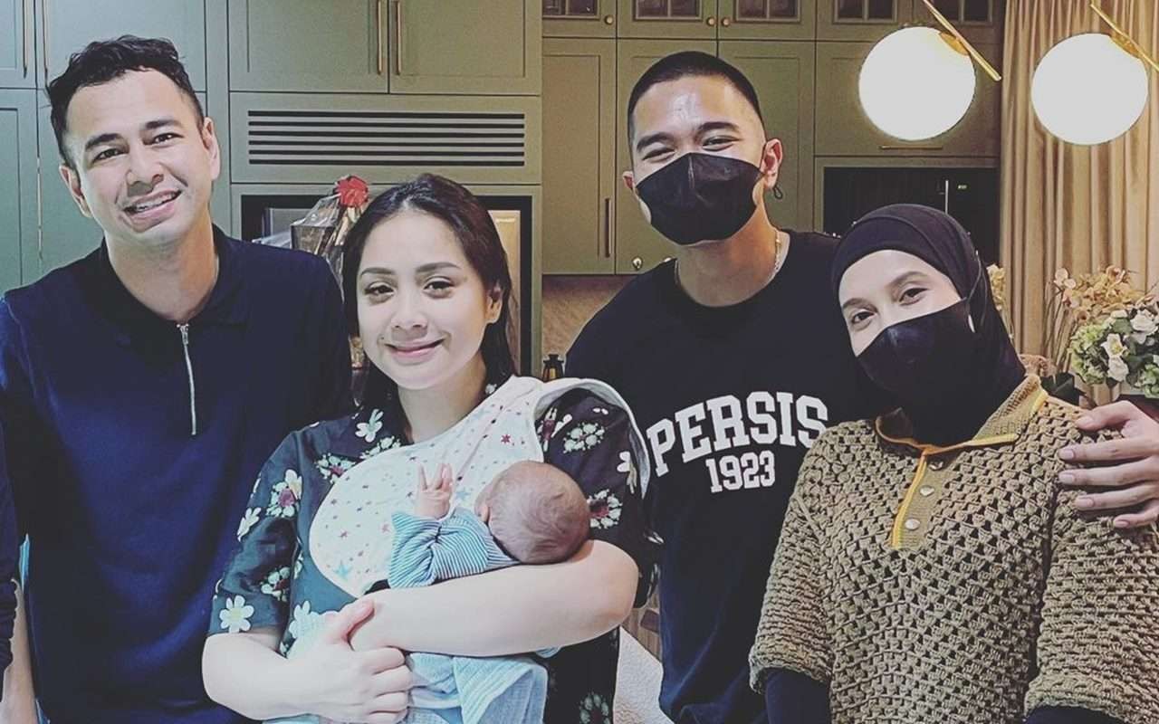 Kaesang Pangarep peluk Nadya Arifta saat menjenguk baby Rayyanza Malik Ahmad, putra kedua dari pasangan Raffi Ahmad dan Nagita Slavina. (Foto: Instagram raffinagita1717)