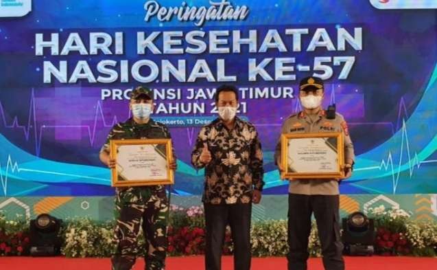 Dandim 0823 Letkol Inf Neggy Kuntagina dan Kapolres Situbondo AKBP Achmad Imam Rifai menunjukan penghargaan bidang kesehatan penanganan pandemi Covid-19 bersama Kadinkes Situbondo Dwi Herman Susilo. (Foto: Humas Polres Situbondo)