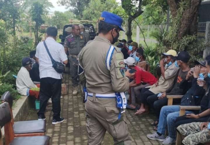 Satpol PP Pemkab Jember memberikan edukasi dan pembinaan kepada para pengemis (Foto: Istimewa)