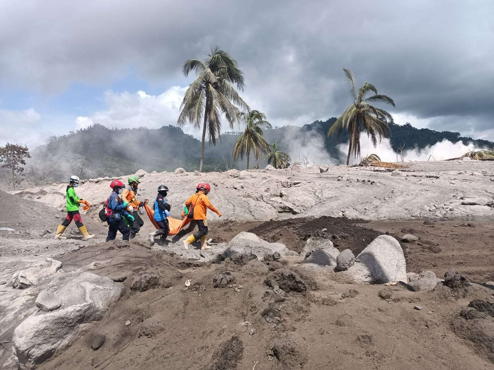 Erupsi Semeru yang terjadi di Kabupaten Lumajang dan Kabupaten Malang. (Foto: Ngopibareng.id)