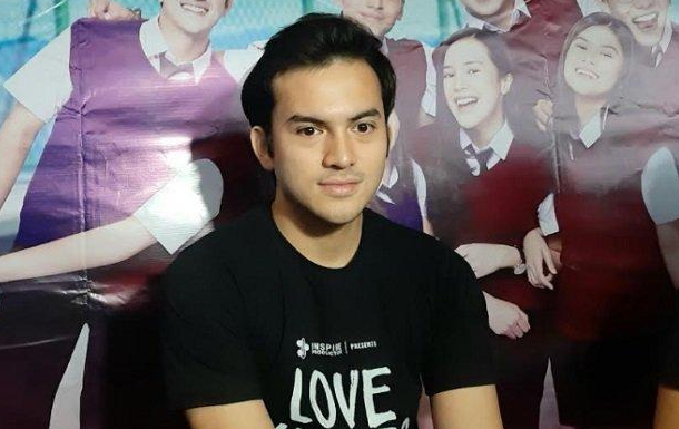 Penampilan Rizky Nazar tak segar dan matanya sayu saat terakhir tampil di hadapan awak media launching film barunya, Love Knot, pada November 2021 lalu. (Foto: Istimewa)