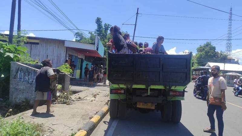 Warga Sikka mengevakuasi diri dengan numpang truk.(Foto: Ant)