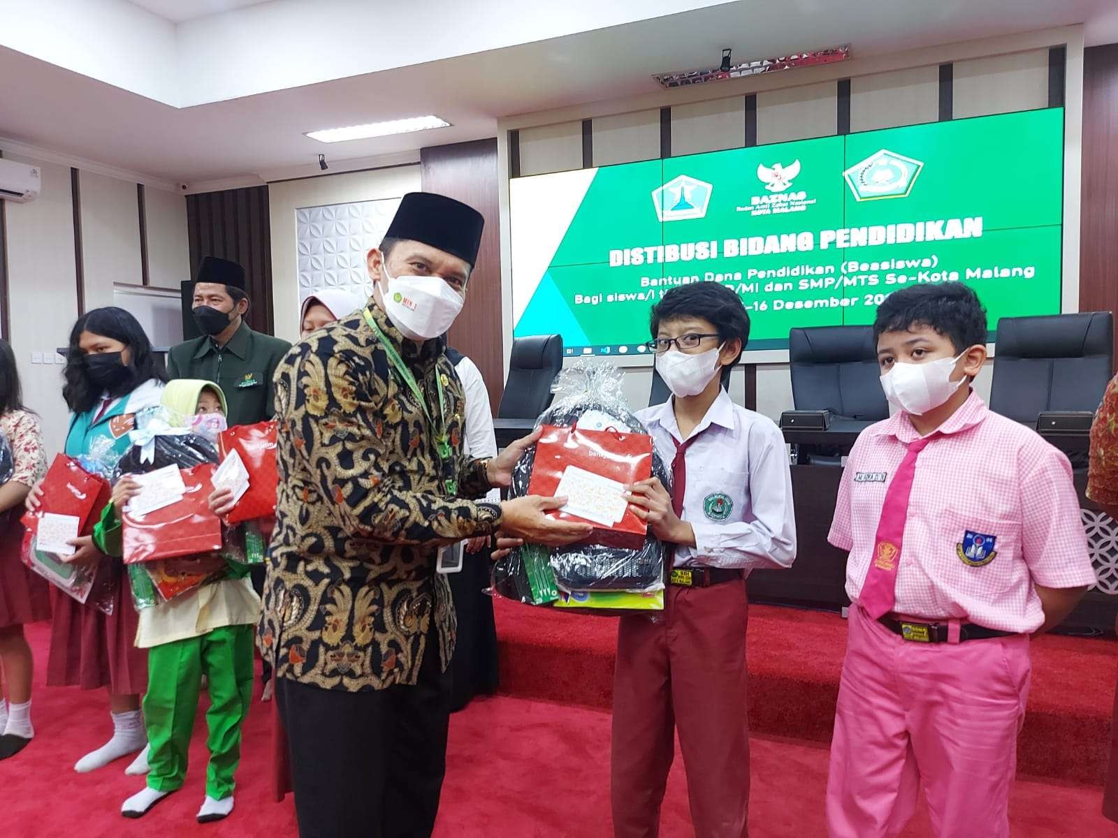 Pemberian santunan kepada anak yatim-piatu korban Covid-19 (Foto: Lalu Theo/ngopibareng.id)