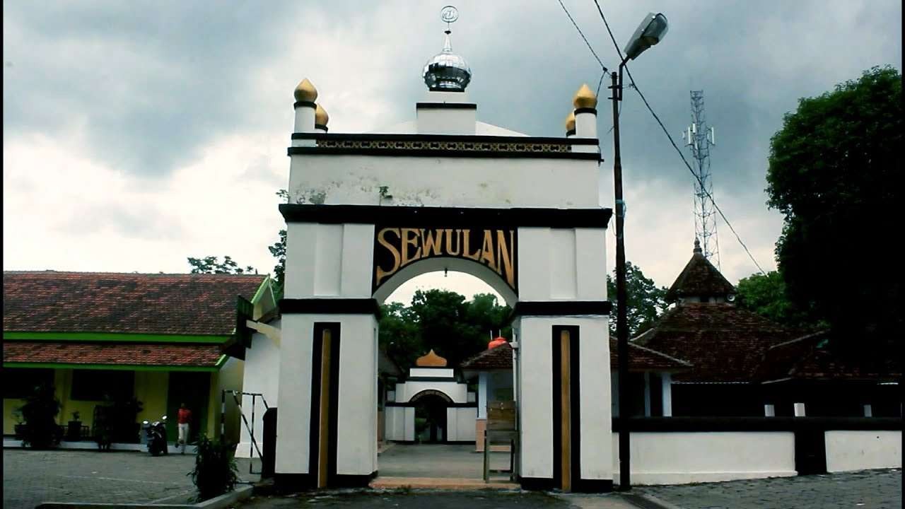 Gerbang Masjid Sewulan yang bersejarah di Madiun. (Foto: Istimewa)