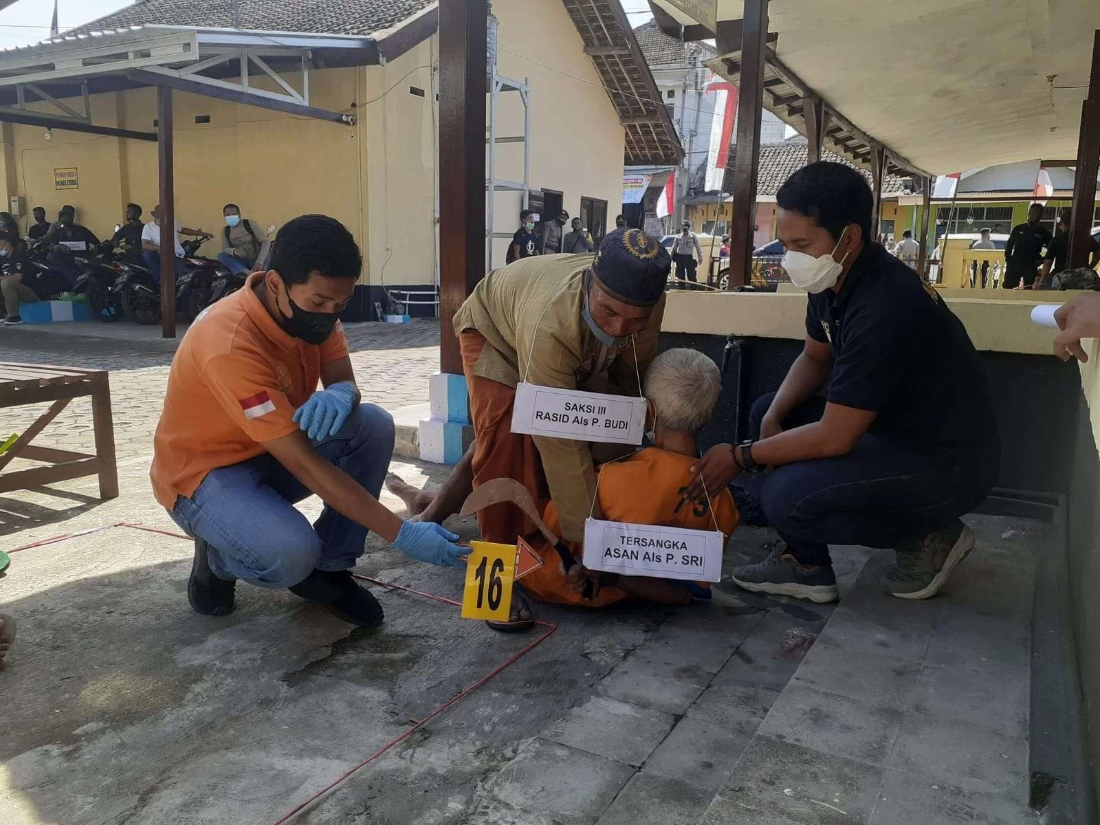 Saksi Rasyid merebut celurit dari tangan terdakwa Hasan dalam rekonstruksi yang digelar polisi (Foto: Istimewa)