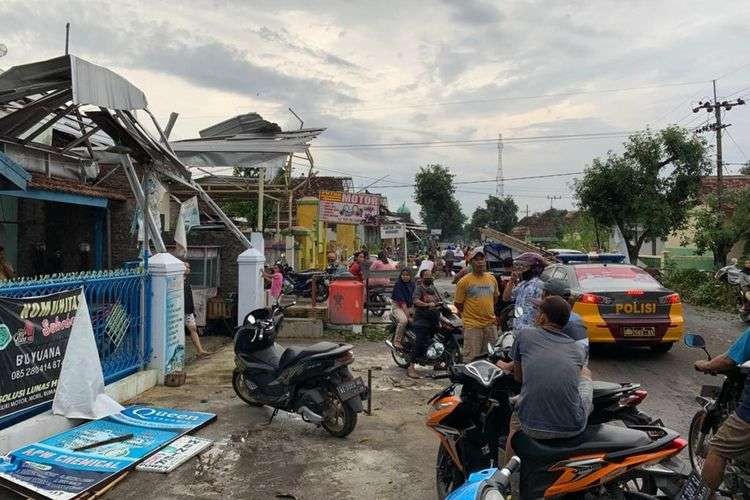 Mapolsek Wonoasri, Madiun rusak parah diterjang angin puting beliung. (Foto: Ant)