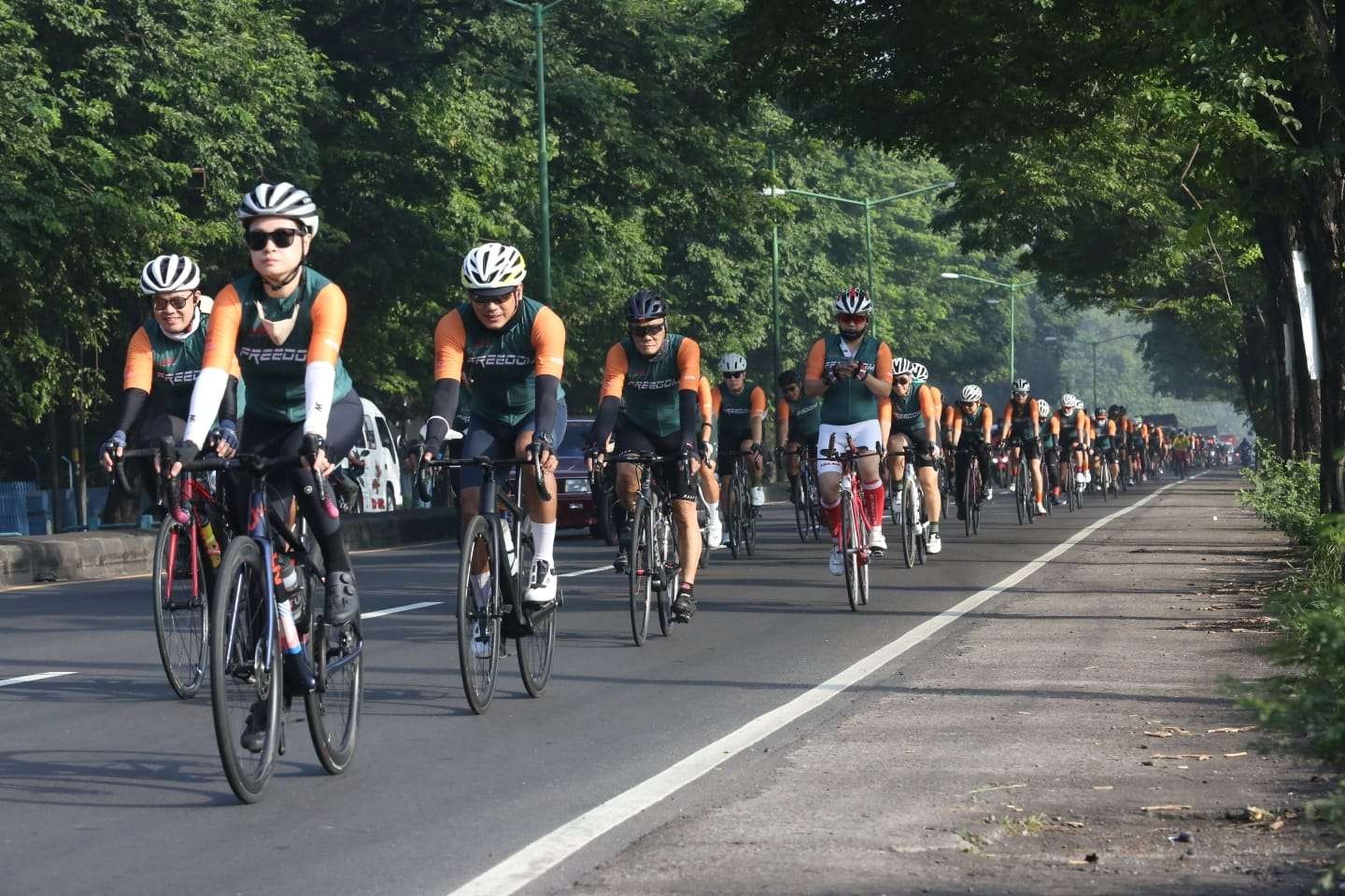 FreedomCC merayakan ulang tahun ke-11 dengan gowes bareng Surabaya-Batu.